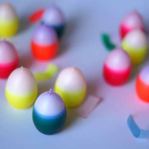 Eikerzen in knalligen Farben. Bunte Kerzen in Eiform. Perfekt als Osterdekoration oder als Geschenk zu Ostern. Verpackt im Eikarton. Von Kleine Fete