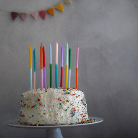 Bunte Kuchenkerzen oder Tortenkerzen mit oder ohne Neon. Passend zum Geburtstag. Dünne kerzen von Kleine FEte