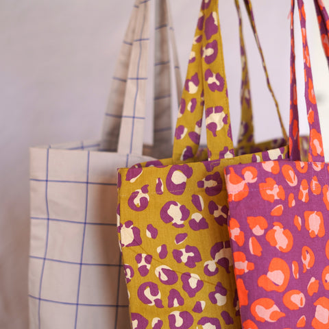 Taschen aus Baumwolle in verschiedenen Designs. Von Leopardenmuster bis gestreift. In bunten Farben