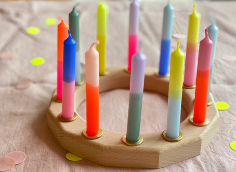 geburtstagskerzen in knalligen bunten farben mit neon im geburtstagsring von grimms für den geburtstagstisch. von kleine fete