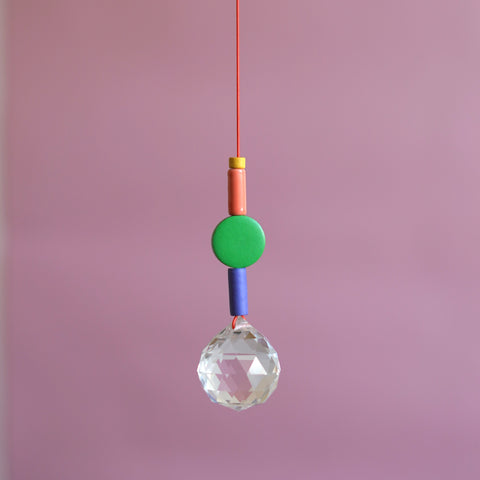 bunter Sonnenfänger/suncatcher mit Keramitperlen in blau, grün, koralle ud gelb von Kleine Fete