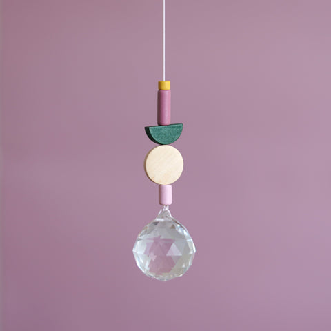 kleine fete sonnenfänger / suncatcher in hellrosa naturdunkelgrün mauve und senf. kristallgröße ist 30mm 