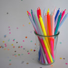 Strandlichter minidisko von Kleine Fete in knalligen Neonfarben.
Thin candles in vibrant colours
