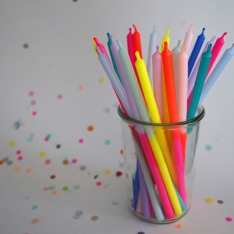 Strandlichter minidisko von Kleine Fete in knalligen Neonfarben.
Thin candles in vibrant colours