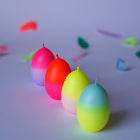 eikerzen in neon als 4er Set verpackt im schönen Karton. Sofort als Geschenk zu übergeben. 
Candles in egg shape for easter decorations.
