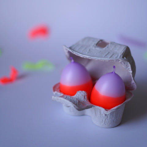 2er Set Eikerzen in neonorange und lila. Verpackt im Eierkarton. Als Geschenk zu Ostern oder als kleines Mitbringsel.
Egg Candles for easter decorations from KLEINE FETE