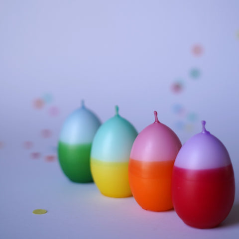 Ei Kerzen im 4er Set von Kleine Fete. Bunte Osterdekoration in rot, lila, orange, rosa, gelb, mint, blau grün für den Ostertisch. 
Egg candles for easter decorations