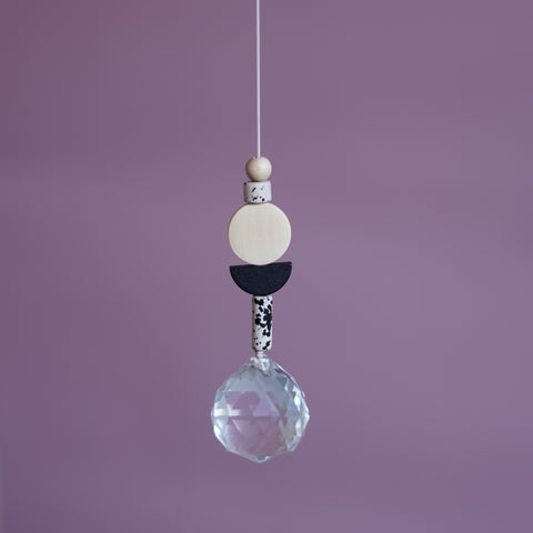 schwarzer sonnenfänger mit keramikperlen und holzperlen auf elastischem gummiband von Kleine Fete.
Suncatcher in black