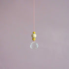 Mini Sonnenfänger mit Keramik und Holzperlen von Kleine Fete.
Colourful Suncatcher for window decorations