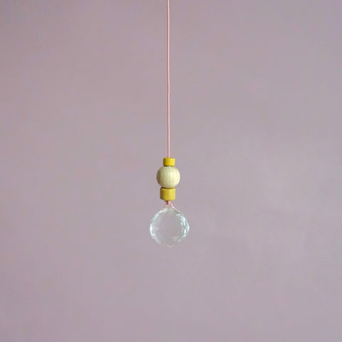 Mini Sonnenfänger mit Keramik und Holzperlen von Kleine Fete.
Colourful Suncatcher for window decorations