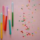 stoff nagel kerzenständer mit passenden kerzen in bunten farben. farbenmehr von kleine fete