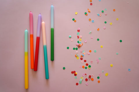 stoff nagel kerzenständer mit passenden kerzen in bunten farben. farbenmehr von kleine fete