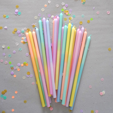 Strandlichter in Pastellfarben von Kleine Fete. Einfach in Sand stecken, anzünden und genießen. Tolles Geschenk zum Geburtstag, Ostern, Weihnachten, zur Geburt.
Thin Candles in different colours