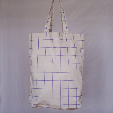 tasche aus baumwolle in den farben creme offwhite blau von kleine fete. kariertes muster.