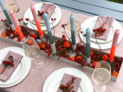 gedeckter Tisch mit neonkerzen in Herbstdekoration von Kleine Fete